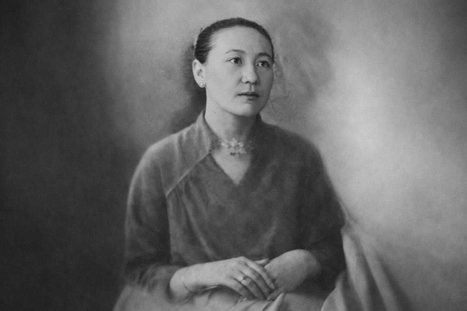 Бауыржан Момышұлы — соғыс батыры әрі жазушы — өз өміріндегі әйелдер туралы ашық әңгімесінде алғашқы жастық сезімдерінен бастап алты некеге, айырылысулар мен трагедияларға, сондай-ақ «әйел көз жасы» алдындағы өз кінәсін мойындауына дейін баяндайды. Бұл әңгіме «Тақырып әйелдерім туралы» кітабы мен Магира Қожахметованың «Тосын сыр-сұхбат» пьесасына негізделген.