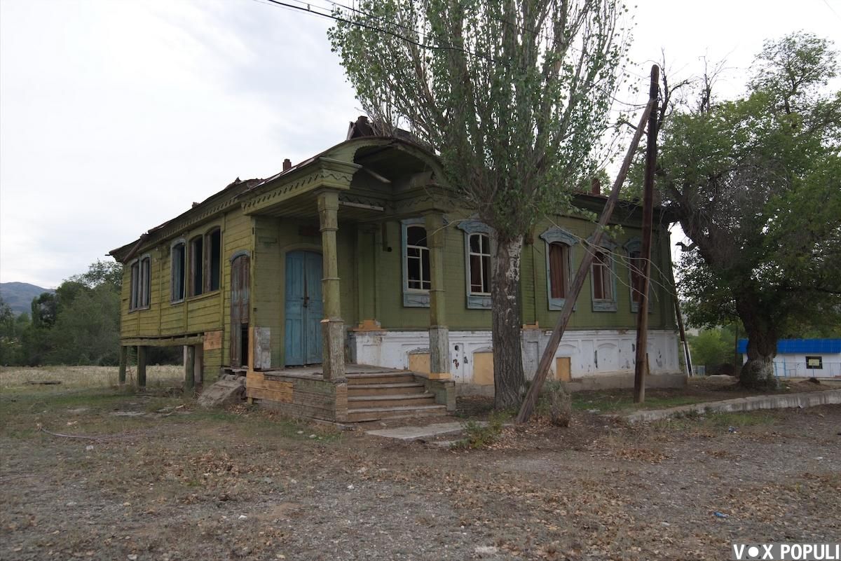 Село Капал в Жетысу: старинные дома XIX века, история купца Шаяхмета Атбасарова и восстановление архитектурного наследия, Капал, Шаяхмет Атбасаров, Жетысу, реконструкция, историческое наследие, старинная архитектура, Фатима Габитова, Шокан Уалиханов, Томас Аткинсон, Великий Капал