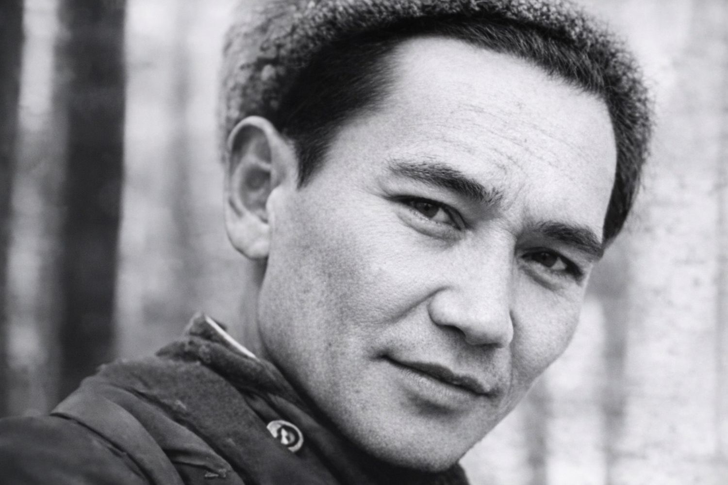 Бауржан Момышулы — герой войны и писатель — в откровенном разговоре рассказывает о женщинах своей жизни: от первых юношеских чувств до шести браков, расставаний, трагедий и признания собственной вины перед «слезами женщины», на основе книги «Тақырып әйелдерім туралы» и пьесы Магиры Кожахметовой «Тосын сыр-сұхбат», Бауржан Момышулы, Баукең, жёны Момышулы, женщины Бауыржана, Бибижамал Муканкызы, Вера Строева, Клавдия Коркина, Бакытжамал Куанышбаева, Гайникамал Баубекова, Жамиля Егембердиева, личная жизнь, биография, Тақырып әйелдерім туралы, Тосын сыр-сұхбат, Магира Кожахметова, история любви, семейная драма, казахская литература, панфиловцы, историческая личность