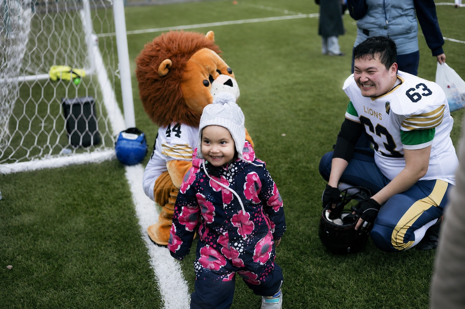 Америкалық футбол, Қазақстан, Astana Lions, Қазақстандағы спорт, репортаж, Shanger.kz, Айбек Габбасов, Джейсон Уайт, NFL, командалық спорт. Astana Lions командасының ойыншылары Астанадағы алаңда америкалық футболдан жаттығу жасап жатыр.