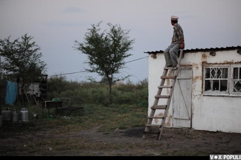 Казахская семья в осенний сезон готовит согым — традиционную заготовку мяса на зиму и казы, национальный деликатес, символизирующий уважение к труду и преемственность традиций. Согым, казы, традиции Казахстана, конина, сельская жизнь, казахская кухня, Алматинская область, Карлыгаш Нуржан, Shanger.kz