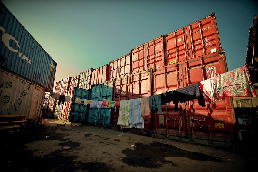 Жизнь людей на барахолке Алматы: торговцы, грузчики и семьи, живущие в микрорайоне «Заря Востока», среди контейнеров, труда и надежд. Алматы, Заря Востока, барахолка, рынок, челноки, мигранты, труд, торговля, городская жизнь, Карлыгаш Нуржан, Shanger.kz