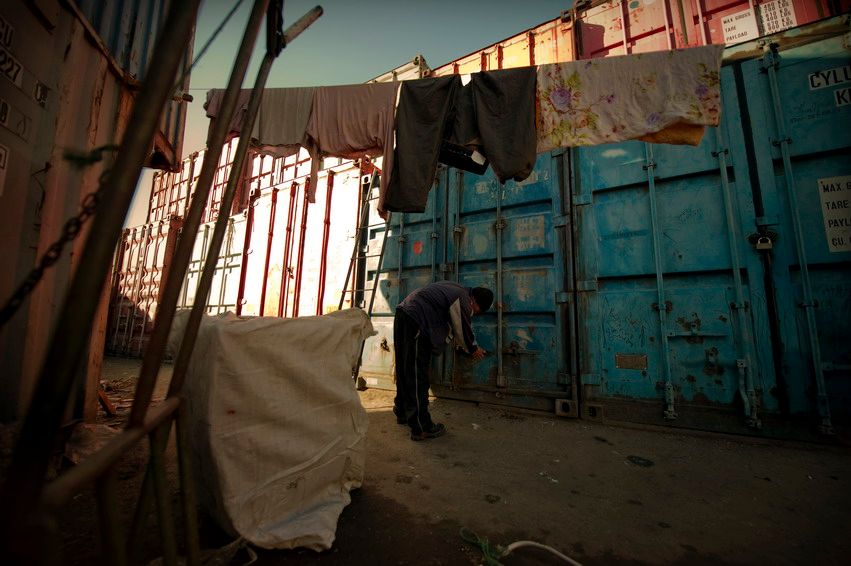 Жизнь людей на барахолке Алматы: торговцы, грузчики и семьи, живущие в микрорайоне «Заря Востока», среди контейнеров, труда и надежд. Алматы, Заря Востока, барахолка, рынок, челноки, мигранты, труд, торговля, городская жизнь, Карлыгаш Нуржан, Shanger.kz