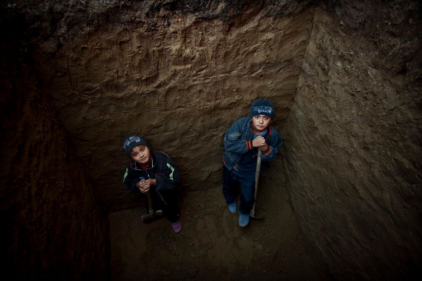 Жизнь людей на барахолке Алматы: торговцы, грузчики и семьи, живущие в микрорайоне «Заря Востока», среди контейнеров, труда и надежд. Алматы, Заря Востока, барахолка, рынок, челноки, мигранты, труд, торговля, городская жизнь, Карлыгаш Нуржан, Shanger.kz