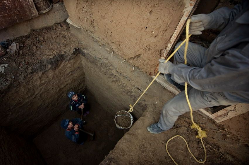 Жизнь людей на барахолке Алматы: торговцы, грузчики и семьи, живущие в микрорайоне «Заря Востока», среди контейнеров, труда и надежд. Алматы, Заря Востока, барахолка, рынок, челноки, мигранты, труд, торговля, городская жизнь, Карлыгаш Нуржан, Shanger.kz