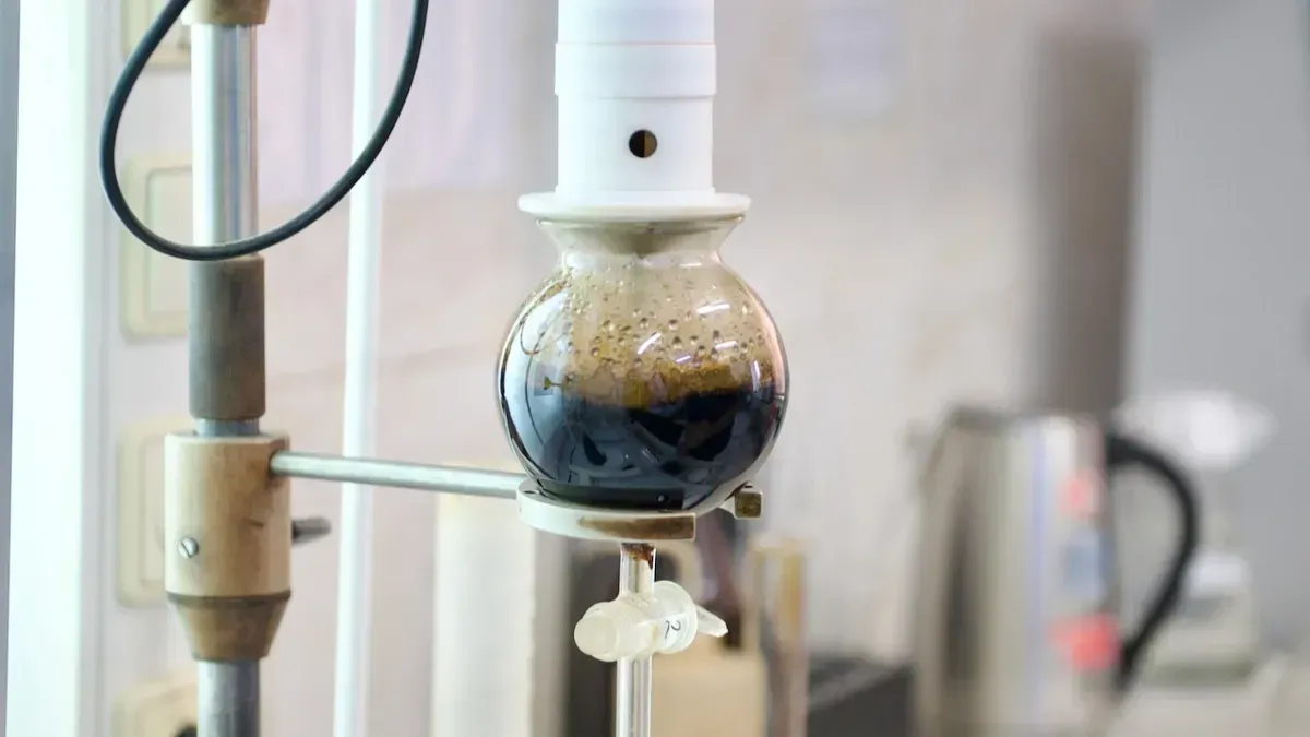 Лабораторный анализ нефти, Проба нефти в колбе лаборатории Каспий Нефт, каспий нефть, лаборатория, айранколь, нефть, анализ