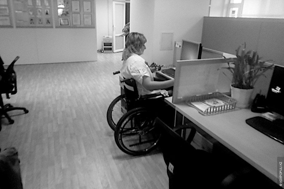 Кристина Романова, девушка в инвалидном кресле, которая учится ходить и помогает людям через электронное правительство, врачебная ошибка, электронное правительство, особое мнение, Арти Ферзаули, вдохновляющие истории, инклюзия, реабилитация, инвалиды Казахстана, Call-центр