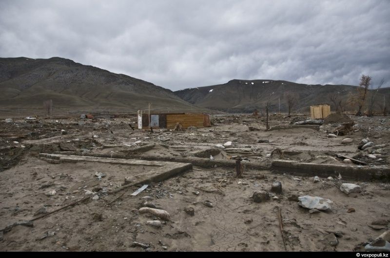 Жители села Кызылагаш вспоминают трагедию 2010 года, когда прорыв плотины уничтожил село, и рассказывают, как им удалось начать жизнь заново. Кызылагаш, наводнение 2010, восстановление, жизнь после трагедии, Аксуcкий район, помощь пострадавшим, Алматинская область, Карлыгаш Нуржан, Shanger.kz