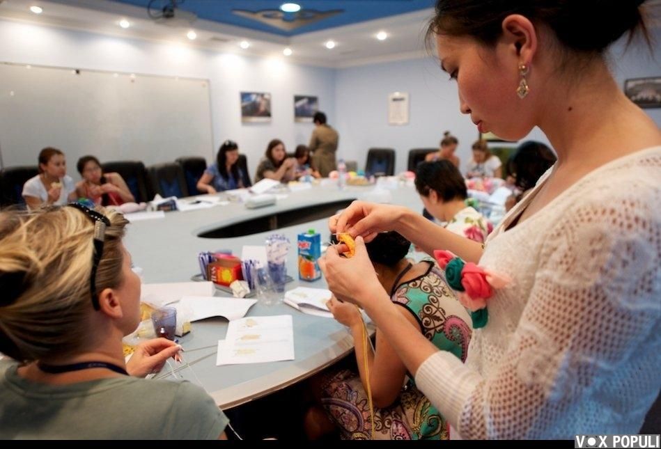 Женщины-волонтёры вяжут носочки для недоношенных детей в рамках благотворительной акции, чтобы помочь младенцам сохранить тепло после рождения, недоношенные дети, благотворительность, вязание, акция добрых дел, тепло, носочки, Air Astana, Алматы, Карлыгаш Нуржан, Shanger.kz