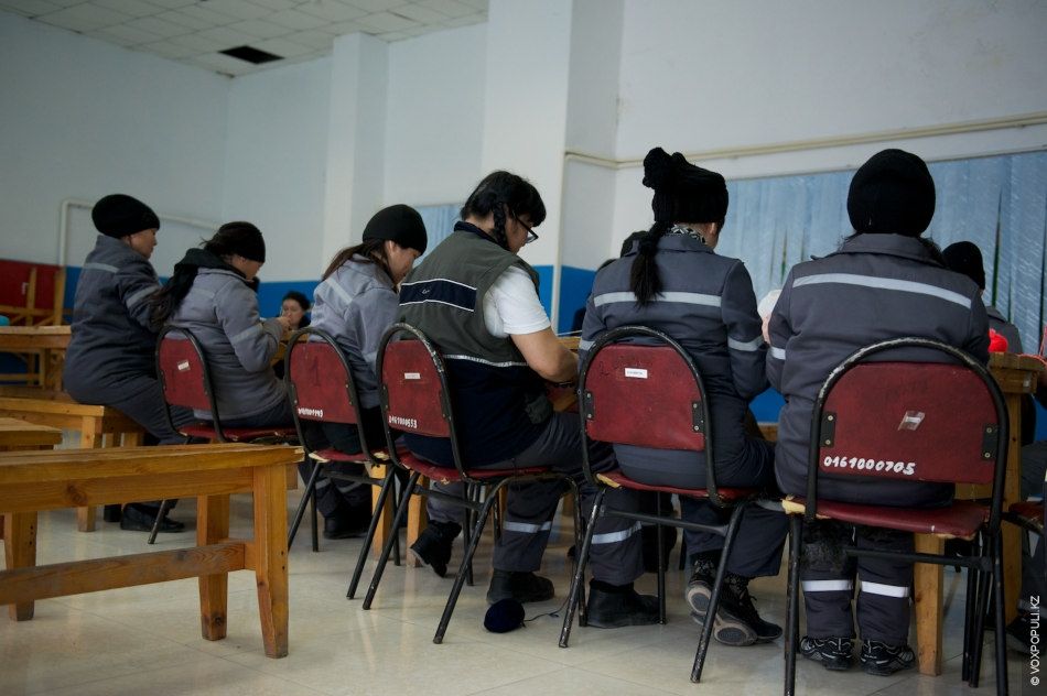 Осужденные женщины вяжут носочки и шапочки для недоношенных детей в колонии Атырау, участвуя в проекте «Клуб 28 Петель» и находя смысл в добрых делах, женская колония, тюремная реформа, PRI, Марат Бекетаев, Азамат Шамбилов, Клуб 28 Петель, Атырау, недоношенные дети, благотворительность, Карлыгаш Нуржан, Shanger.kz