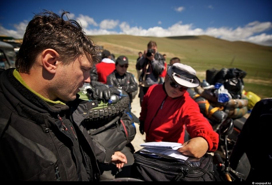 Экспедиция «По пути Чингисхана» встречается с монгольскими казахами в Баян-Өлгии, исследуя их быт, культуру и историю на древней земле кочевников. Монголия, казахи Монголии, Баян-Өлгий, Чингисхан, экспедиция, кочевая культура, этнография, история, путешествия, Карлыгаш Нуржан, Shanger.kz