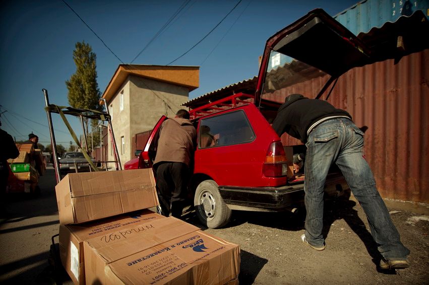 Жизнь людей на барахолке Алматы: торговцы, грузчики и семьи, живущие в микрорайоне «Заря Востока», среди контейнеров, труда и надежд. Алматы, Заря Востока, барахолка, рынок, челноки, мигранты, труд, торговля, городская жизнь, Карлыгаш Нуржан, Shanger.kz