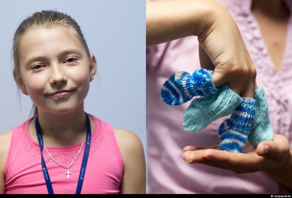 Женщины-волонтёры вяжут носочки для недоношенных детей в рамках благотворительной акции, чтобы помочь младенцам сохранить тепло после рождения, недоношенные дети, благотворительность, вязание, акция добрых дел, тепло, носочки, Air Astana, Алматы, Карлыгаш Нуржан, Shanger.kz
