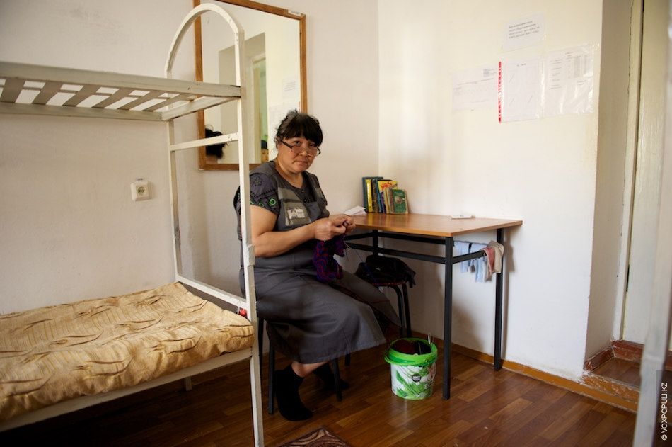 Осужденные женщины вяжут носочки и шапочки для недоношенных детей в колонии Атырау, участвуя в проекте «Клуб 28 Петель» и находя смысл в добрых делах, женская колония, тюремная реформа, PRI, Марат Бекетаев, Азамат Шамбилов, Клуб 28 Петель, Атырау, недоношенные дети, благотворительность, Карлыгаш Нуржан, Shanger.kz