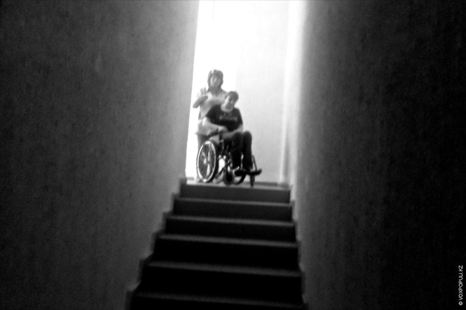 Кристина Романова, девушка в инвалидном кресле, которая учится ходить и помогает людям через электронное правительство, врачебная ошибка, электронное правительство, особое мнение, Арти Ферзаули, вдохновляющие истории, инклюзия, реабилитация, инвалиды Казахстана, Call-центр