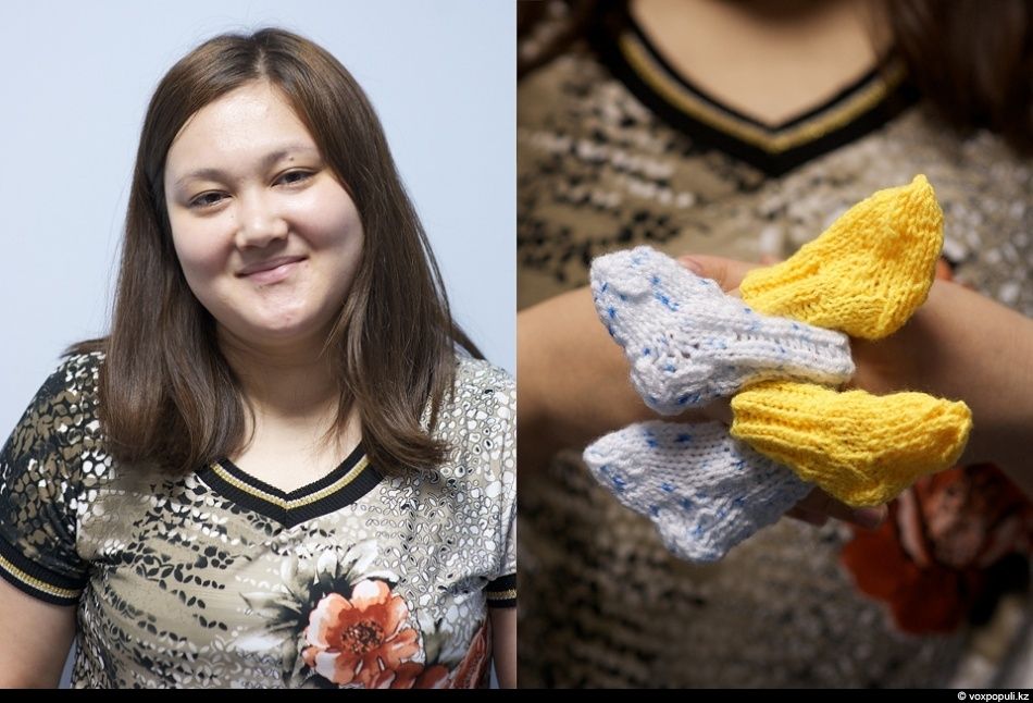 Женщины-волонтёры вяжут носочки для недоношенных детей в рамках благотворительной акции, чтобы помочь младенцам сохранить тепло после рождения, недоношенные дети, благотворительность, вязание, акция добрых дел, тепло, носочки, Air Astana, Алматы, Карлыгаш Нуржан, Shanger.kz