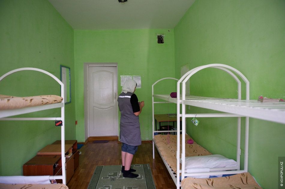 Осужденные женщины вяжут носочки и шапочки для недоношенных детей в колонии Атырау, участвуя в проекте «Клуб 28 Петель» и находя смысл в добрых делах, женская колония, тюремная реформа, PRI, Марат Бекетаев, Азамат Шамбилов, Клуб 28 Петель, Атырау, недоношенные дети, благотворительность, Карлыгаш Нуржан, Shanger.kz