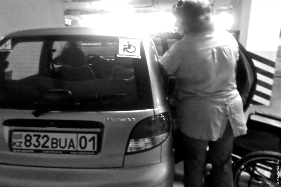 Кристина Романова, девушка в инвалидном кресле, которая учится ходить и помогает людям через электронное правительство, врачебная ошибка, электронное правительство, особое мнение, Арти Ферзаули, вдохновляющие истории, инклюзия, реабилитация, инвалиды Казахстана, Call-центр