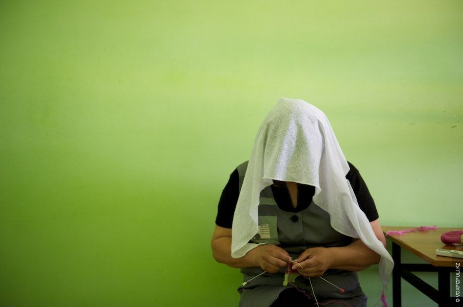 Осужденные женщины вяжут носочки и шапочки для недоношенных детей в колонии Атырау, участвуя в проекте «Клуб 28 Петель» и находя смысл в добрых делах, женская колония, тюремная реформа, PRI, Марат Бекетаев, Азамат Шамбилов, Клуб 28 Петель, Атырау, недоношенные дети, благотворительность, Карлыгаш Нуржан, Shanger.kz