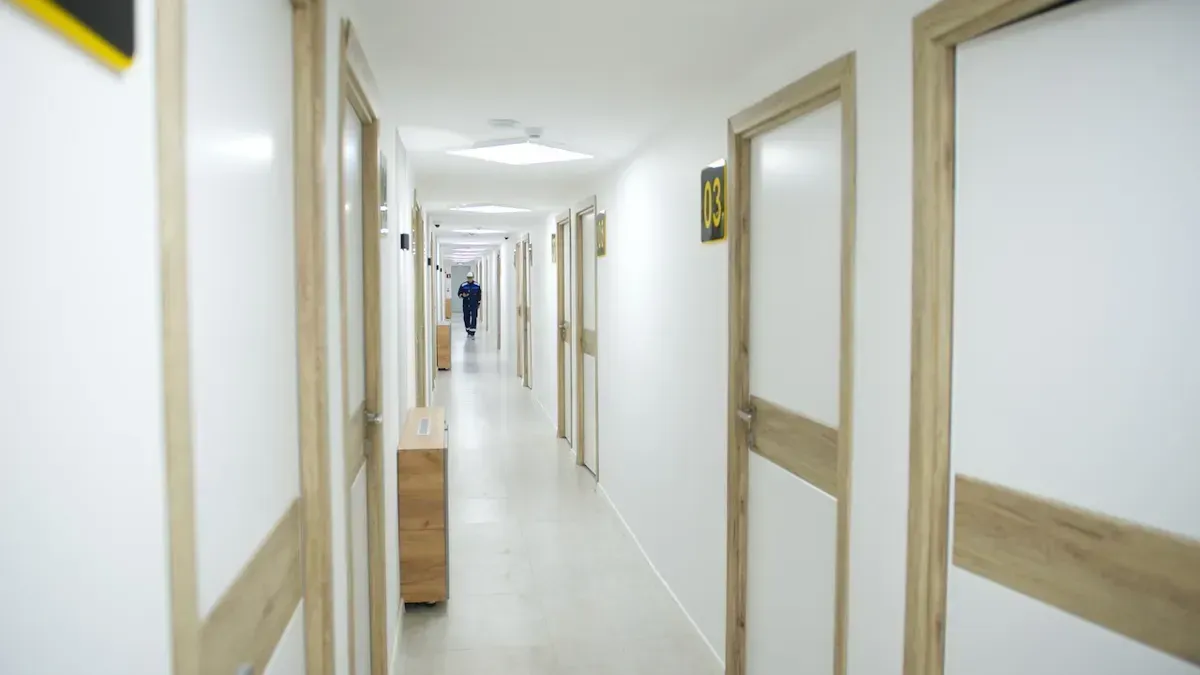 Коридор жилого блока в вахтовом городке Каспий Нефть, каспий нефть, вахтовый городок, жильё, айранколь, условия труда, нефтяники