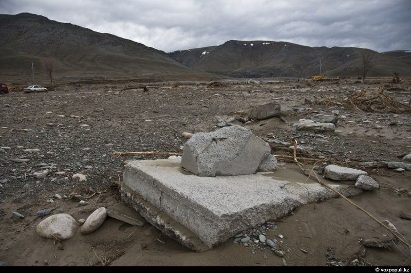 Жители села Кызылагаш вспоминают трагедию 2010 года, когда прорыв плотины уничтожил село, и рассказывают, как им удалось начать жизнь заново. Кызылагаш, наводнение 2010, восстановление, жизнь после трагедии, Аксуcкий район, помощь пострадавшим, Алматинская область, Карлыгаш Нуржан, Shanger.kz