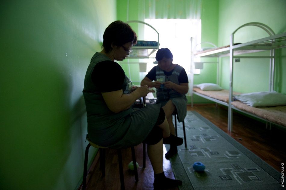 Осужденные женщины вяжут носочки и шапочки для недоношенных детей в колонии Атырау, участвуя в проекте «Клуб 28 Петель» и находя смысл в добрых делах, женская колония, тюремная реформа, PRI, Марат Бекетаев, Азамат Шамбилов, Клуб 28 Петель, Атырау, недоношенные дети, благотворительность, Карлыгаш Нуржан, Shanger.kz