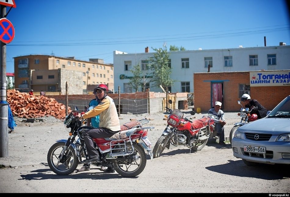 Экспедиция «По пути Чингисхана» встречается с монгольскими казахами в Баян-Өлгии, исследуя их быт, культуру и историю на древней земле кочевников. Монголия, казахи Монголии, Баян-Өлгий, Чингисхан, экспедиция, кочевая культура, этнография, история, путешествия, Карлыгаш Нуржан, Shanger.kz