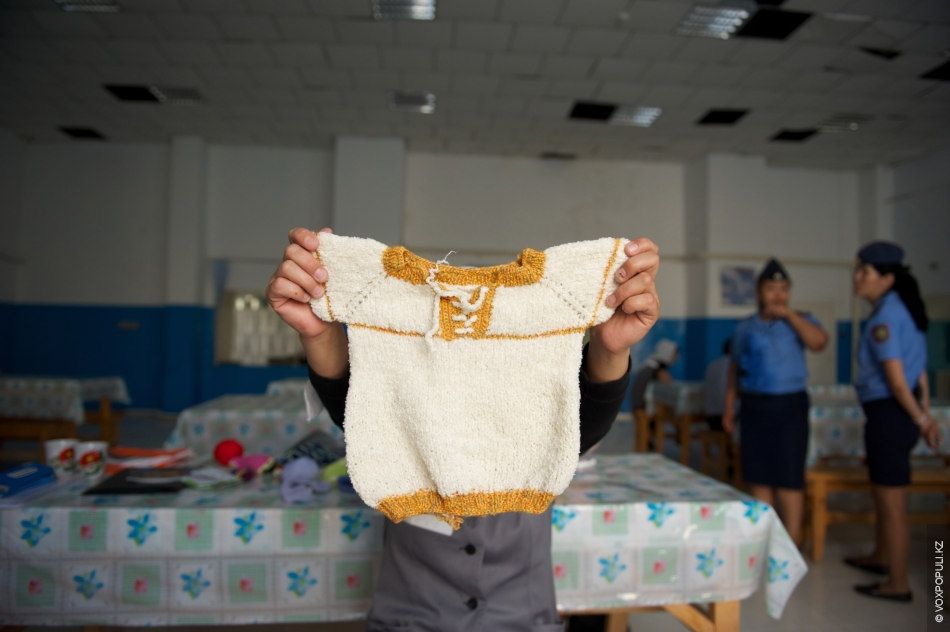 Осужденные женщины вяжут носочки и шапочки для недоношенных детей в колонии Атырау, участвуя в проекте «Клуб 28 Петель» и находя смысл в добрых делах, женская колония, тюремная реформа, PRI, Марат Бекетаев, Азамат Шамбилов, Клуб 28 Петель, Атырау, недоношенные дети, благотворительность, Карлыгаш Нуржан, Shanger.kz