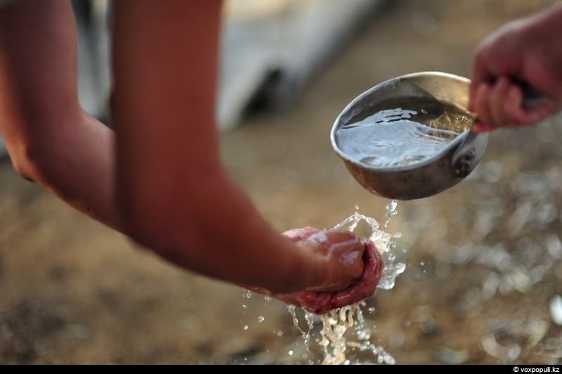 Казахская семья в осенний сезон готовит согым — традиционную заготовку мяса на зиму и казы, национальный деликатес, символизирующий уважение к труду и преемственность традиций. Согым, казы, традиции Казахстана, конина, сельская жизнь, казахская кухня, Алматинская область, Карлыгаш Нуржан, Shanger.kz