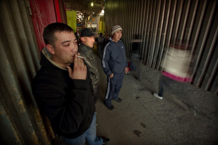 Жизнь людей на барахолке Алматы: торговцы, грузчики и семьи, живущие в микрорайоне «Заря Востока», среди контейнеров, труда и надежд. Алматы, Заря Востока, барахолка, рынок, челноки, мигранты, труд, торговля, городская жизнь, Карлыгаш Нуржан, Shanger.kz