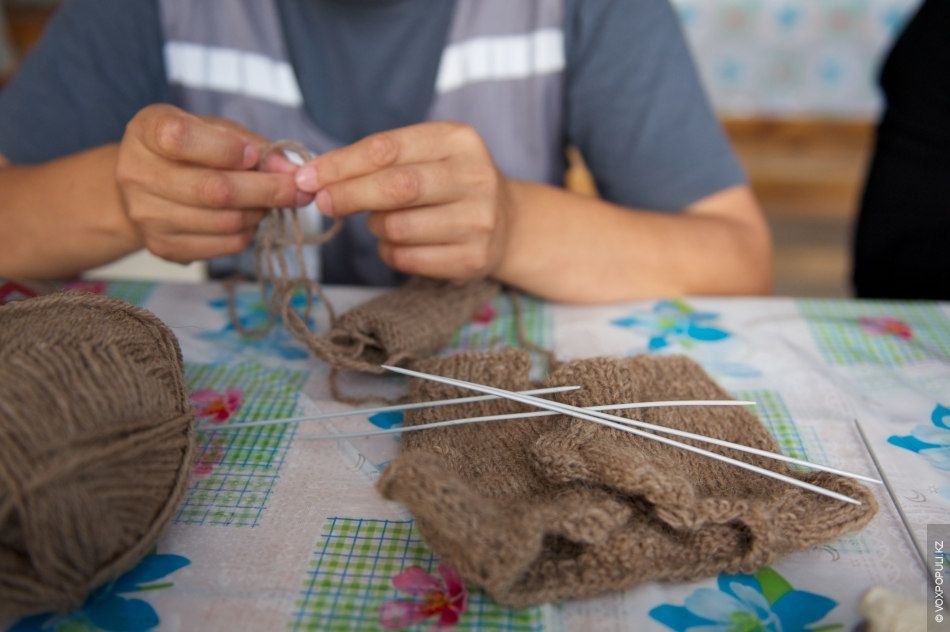 Осужденные женщины вяжут носочки и шапочки для недоношенных детей в колонии Атырау, участвуя в проекте «Клуб 28 Петель» и находя смысл в добрых делах, женская колония, тюремная реформа, PRI, Марат Бекетаев, Азамат Шамбилов, Клуб 28 Петель, Атырау, недоношенные дети, благотворительность, Карлыгаш Нуржан, Shanger.kz