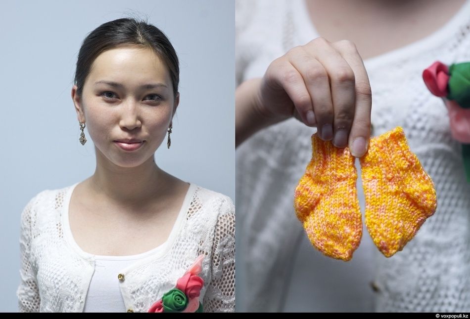 Женщины-волонтёры вяжут носочки для недоношенных детей в рамках благотворительной акции, чтобы помочь младенцам сохранить тепло после рождения, недоношенные дети, благотворительность, вязание, акция добрых дел, тепло, носочки, Air Astana, Алматы, Карлыгаш Нуржан, Shanger.kz
