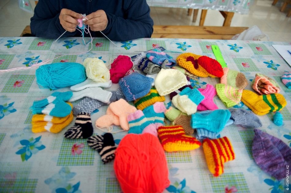 Осужденные женщины вяжут носочки и шапочки для недоношенных детей в колонии Атырау, участвуя в проекте «Клуб 28 Петель» и находя смысл в добрых делах, женская колония, тюремная реформа, PRI, Марат Бекетаев, Азамат Шамбилов, Клуб 28 Петель, Атырау, недоношенные дети, благотворительность, Карлыгаш Нуржан, Shanger.kz