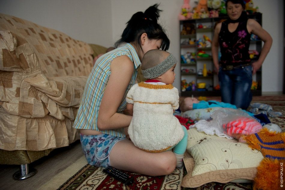 Осужденные женщины вяжут носочки и шапочки для недоношенных детей в колонии Атырау, участвуя в проекте «Клуб 28 Петель» и находя смысл в добрых делах, женская колония, тюремная реформа, PRI, Марат Бекетаев, Азамат Шамбилов, Клуб 28 Петель, Атырау, недоношенные дети, благотворительность, Карлыгаш Нуржан, Shanger.kz