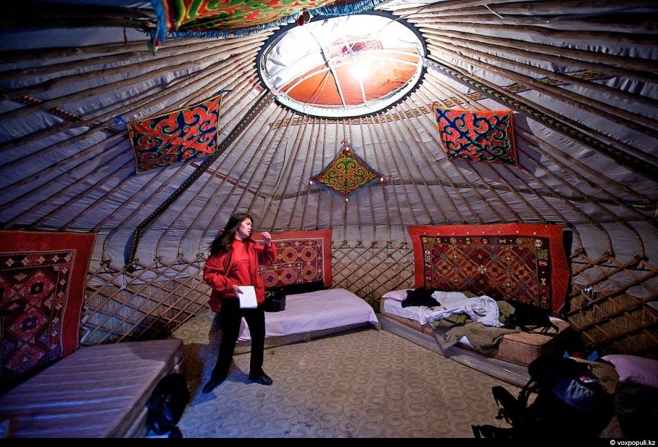Экспедиция «По пути Чингисхана» встречается с монгольскими казахами в Баян-Өлгии, исследуя их быт, культуру и историю на древней земле кочевников. Монголия, казахи Монголии, Баян-Өлгий, Чингисхан, экспедиция, кочевая культура, этнография, история, путешествия, Карлыгаш Нуржан, Shanger.kz