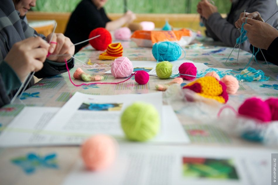 Осужденные женщины вяжут носочки и шапочки для недоношенных детей в колонии Атырау, участвуя в проекте «Клуб 28 Петель» и находя смысл в добрых делах, женская колония, тюремная реформа, PRI, Марат Бекетаев, Азамат Шамбилов, Клуб 28 Петель, Атырау, недоношенные дети, благотворительность, Карлыгаш Нуржан, Shanger.kz