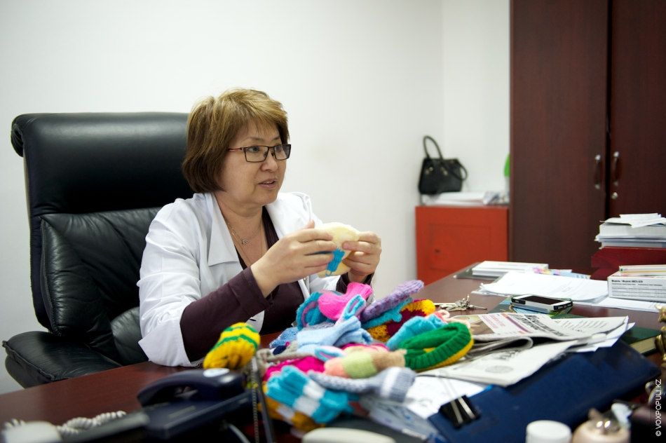 Осужденные женщины вяжут носочки и шапочки для недоношенных детей в колонии Атырау, участвуя в проекте «Клуб 28 Петель» и находя смысл в добрых делах, женская колония, тюремная реформа, PRI, Марат Бекетаев, Азамат Шамбилов, Клуб 28 Петель, Атырау, недоношенные дети, благотворительность, Карлыгаш Нуржан, Shanger.kz