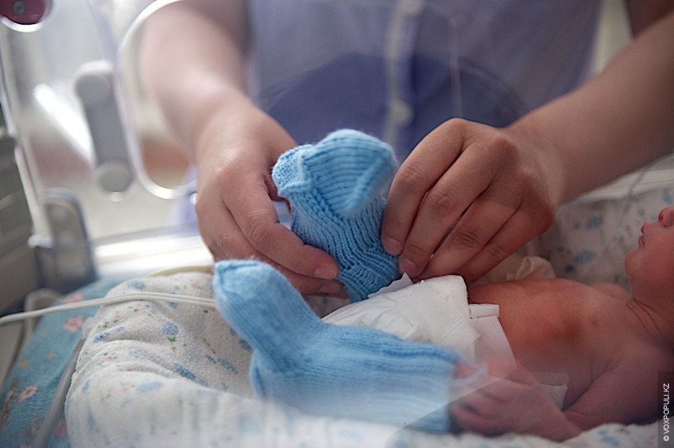 Осужденные женщины вяжут носочки и шапочки для недоношенных детей в колонии Атырау, участвуя в проекте «Клуб 28 Петель» и находя смысл в добрых делах, женская колония, тюремная реформа, PRI, Марат Бекетаев, Азамат Шамбилов, Клуб 28 Петель, Атырау, недоношенные дети, благотворительность, Карлыгаш Нуржан, Shanger.kz