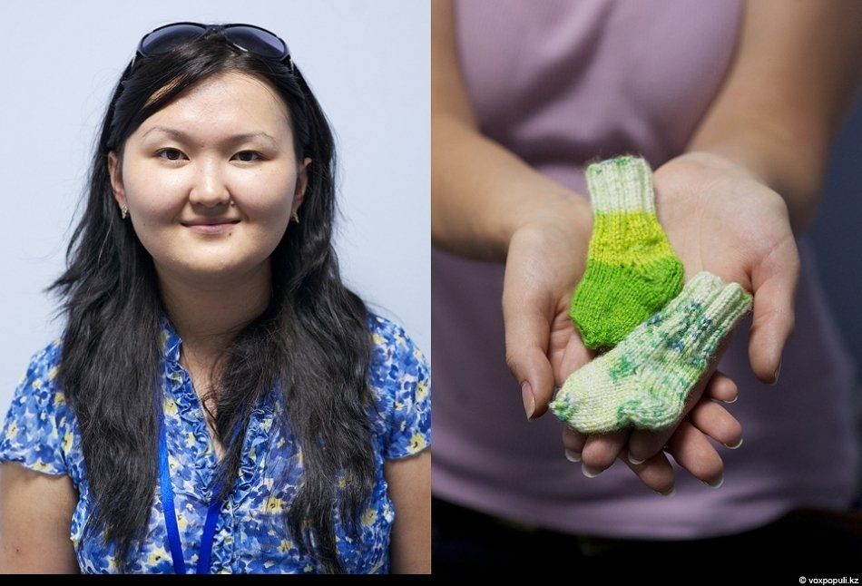 Женщины-волонтёры вяжут носочки для недоношенных детей в рамках благотворительной акции, чтобы помочь младенцам сохранить тепло после рождения, недоношенные дети, благотворительность, вязание, акция добрых дел, тепло, носочки, Air Astana, Алматы, Карлыгаш Нуржан, Shanger.kz