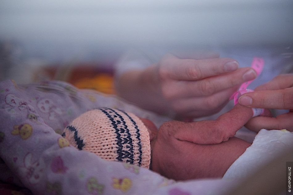 Осужденные женщины вяжут носочки и шапочки для недоношенных детей в колонии Атырау, участвуя в проекте «Клуб 28 Петель» и находя смысл в добрых делах, женская колония, тюремная реформа, PRI, Марат Бекетаев, Азамат Шамбилов, Клуб 28 Петель, Атырау, недоношенные дети, благотворительность, Карлыгаш Нуржан, Shanger.kz