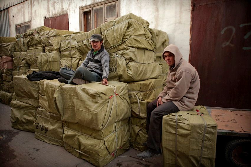 Жизнь людей на барахолке Алматы: торговцы, грузчики и семьи, живущие в микрорайоне «Заря Востока», среди контейнеров, труда и надежд. Алматы, Заря Востока, барахолка, рынок, челноки, мигранты, труд, торговля, городская жизнь, Карлыгаш Нуржан, Shanger.kz