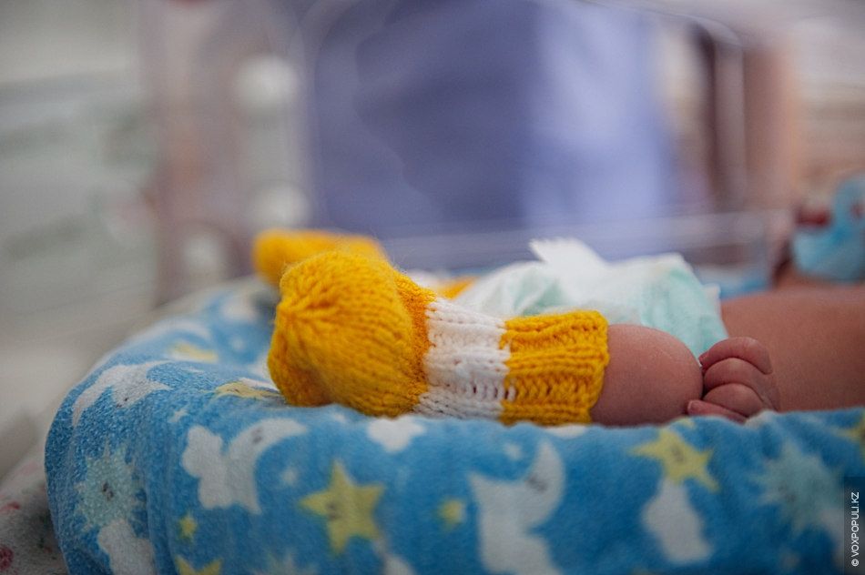 Осужденные женщины вяжут носочки и шапочки для недоношенных детей в колонии Атырау, участвуя в проекте «Клуб 28 Петель» и находя смысл в добрых делах, женская колония, тюремная реформа, PRI, Марат Бекетаев, Азамат Шамбилов, Клуб 28 Петель, Атырау, недоношенные дети, благотворительность, Карлыгаш Нуржан, Shanger.kz