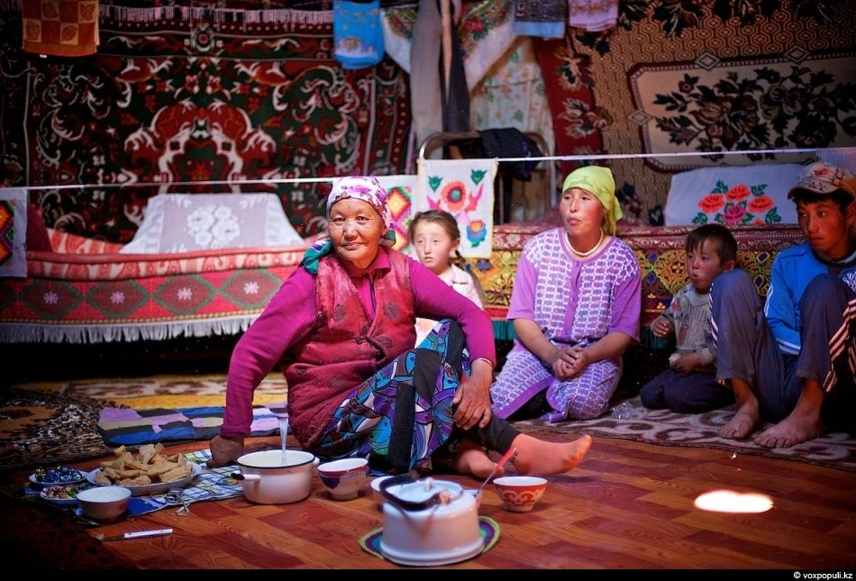 Экспедиция «По пути Чингисхана» встречается с монгольскими казахами в Баян-Өлгии, исследуя их быт, культуру и историю на древней земле кочевников. Монголия, казахи Монголии, Баян-Өлгий, Чингисхан, экспедиция, кочевая культура, этнография, история, путешествия, Карлыгаш Нуржан, Shanger.kz