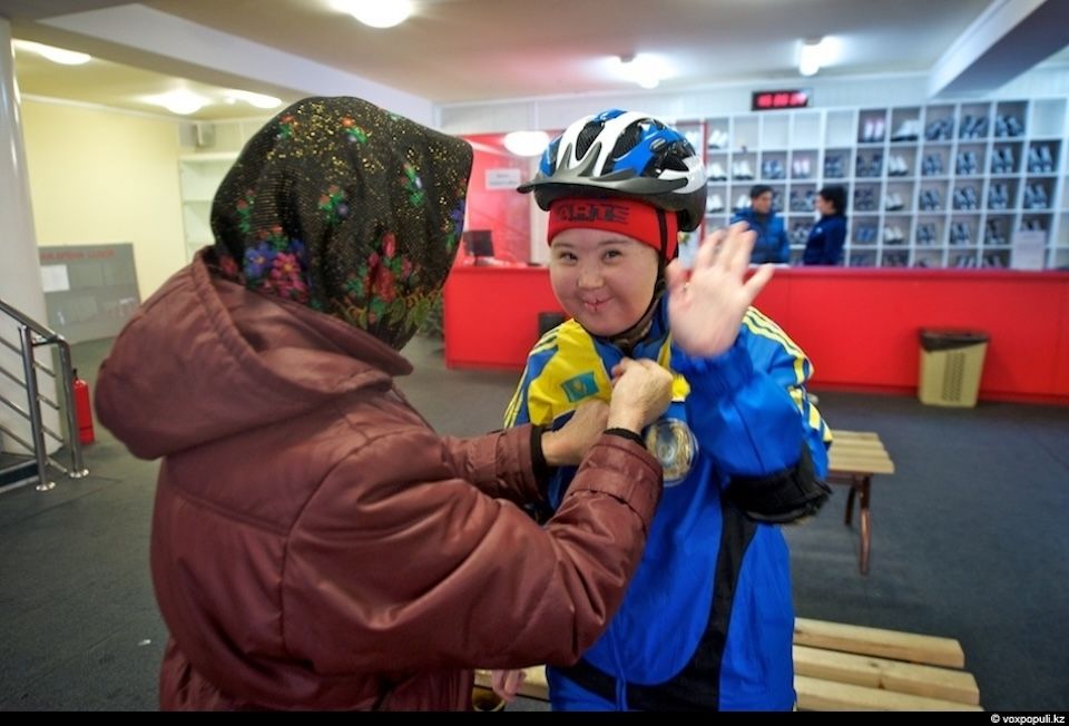 Атлеты с синдромом Дауна и их тренеры из движения Special Olympics Kazakhstan во время тренировок и соревнований, синдром Дауна, Special Olympics, Спешиал Олимпикс Казахстан, инклюзия, спорт и равенство, люди с инвалидностью, Нилюфар Амирбекова, Карлыгаш Нуржан, социальные истории, Shanger.kz