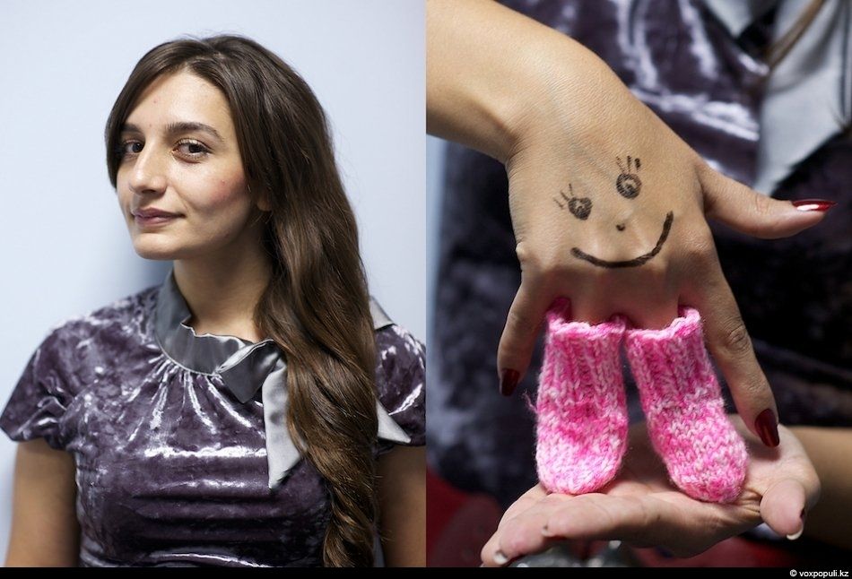 Женщины-волонтёры вяжут носочки для недоношенных детей в рамках благотворительной акции, чтобы помочь младенцам сохранить тепло после рождения, недоношенные дети, благотворительность, вязание, акция добрых дел, тепло, носочки, Air Astana, Алматы, Карлыгаш Нуржан, Shanger.kz