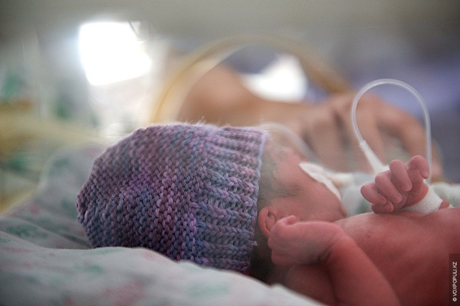 Осужденные женщины вяжут носочки и шапочки для недоношенных детей в колонии Атырау, участвуя в проекте «Клуб 28 Петель» и находя смысл в добрых делах, женская колония, тюремная реформа, PRI, Марат Бекетаев, Азамат Шамбилов, Клуб 28 Петель, Атырау, недоношенные дети, благотворительность, Карлыгаш Нуржан, Shanger.kz