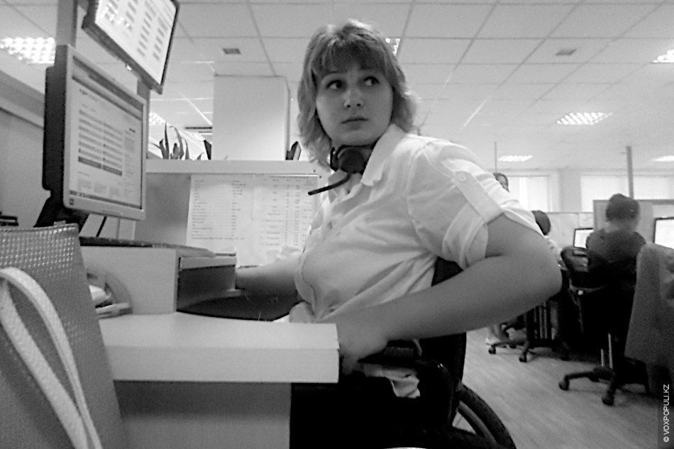 Кристина Романова, девушка в инвалидном кресле, которая учится ходить и помогает людям через электронное правительство, врачебная ошибка, электронное правительство, особое мнение, Арти Ферзаули, вдохновляющие истории, инклюзия, реабилитация, инвалиды Казахстана, Call-центр