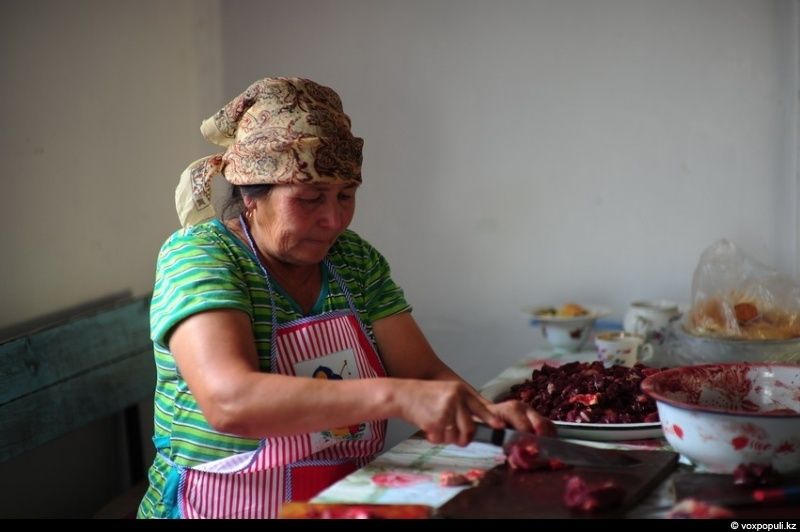 Казахская семья в осенний сезон готовит согым — традиционную заготовку мяса на зиму и казы, национальный деликатес, символизирующий уважение к труду и преемственность традиций. Согым, казы, традиции Казахстана, конина, сельская жизнь, казахская кухня, Алматинская область, Карлыгаш Нуржан, Shanger.kz