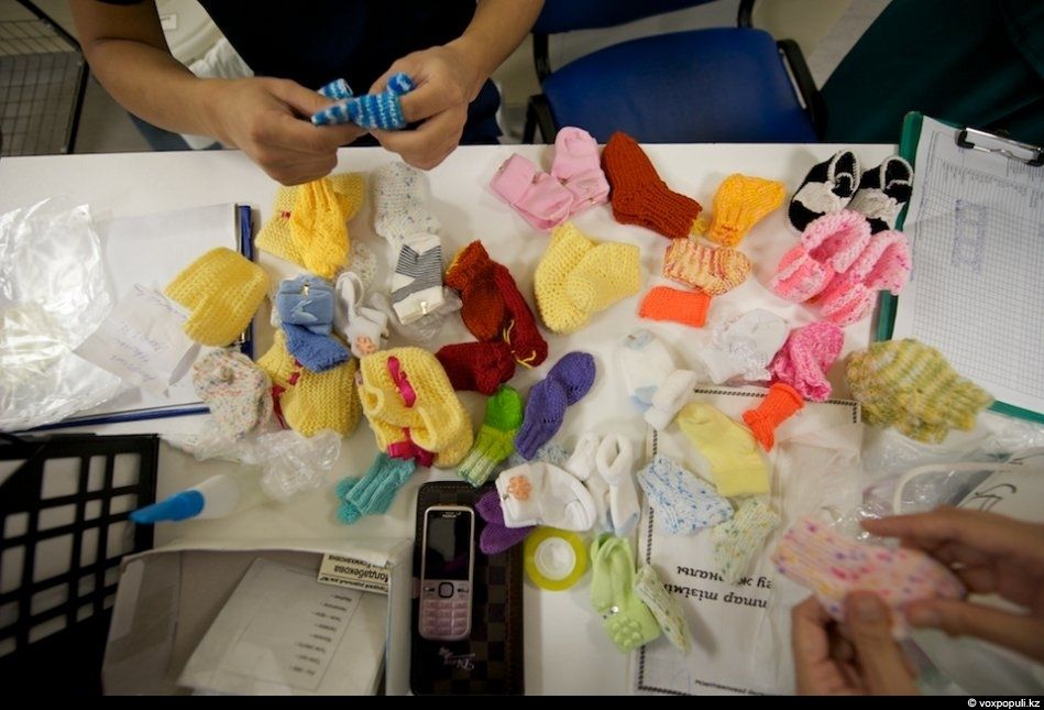 Женщины-волонтёры вяжут носочки для недоношенных детей в рамках благотворительной акции, чтобы помочь младенцам сохранить тепло после рождения, недоношенные дети, благотворительность, вязание, акция добрых дел, тепло, носочки, Air Astana, Алматы, Карлыгаш Нуржан, Shanger.kz
