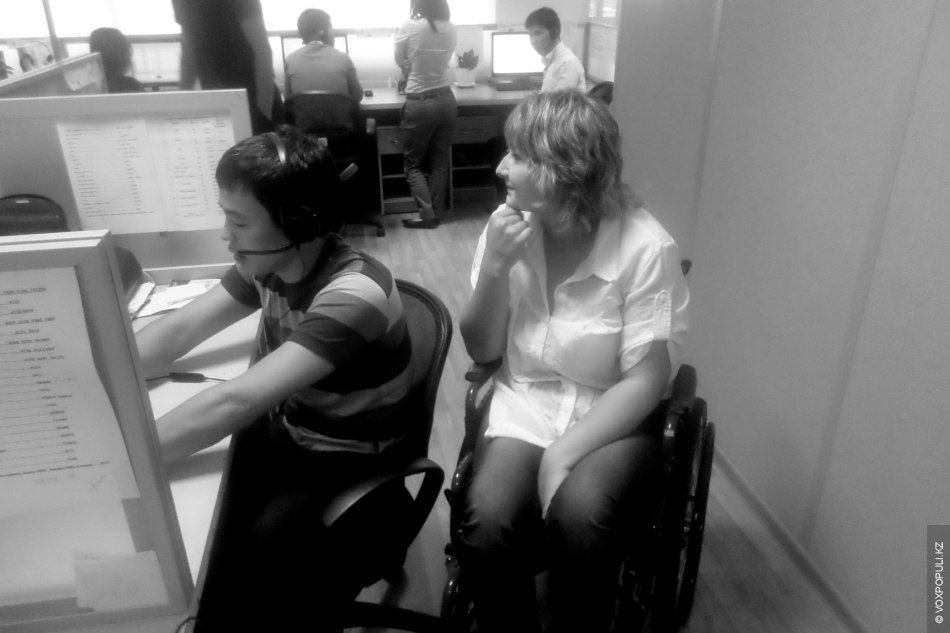 Кристина Романова, девушка в инвалидном кресле, которая учится ходить и помогает людям через электронное правительство, врачебная ошибка, электронное правительство, особое мнение, Арти Ферзаули, вдохновляющие истории, инклюзия, реабилитация, инвалиды Казахстана, Call-центр